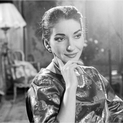 Entre les studios parisiens, la scène de Carnegie Hall et les planches de la Scala, Maria Callas jette ses derniers feux glorieux...