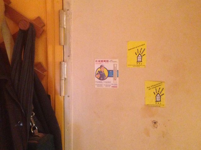Sur sa porte d'entrée, Jacques Gary affiche les autocollants de la DAL.