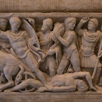 Un sarcophage en marbre romain représentant des scènes de la Guerre de Troie et de la Vie d'Achille.