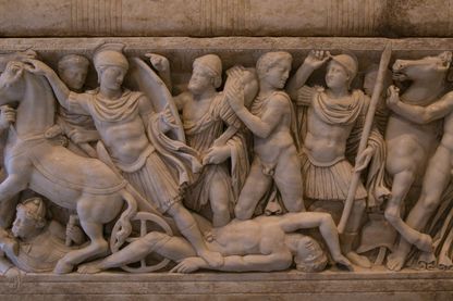 Un sarcophage en marbre romain représentant des scènes de la Guerre de Troie et de la Vie d'Achille. Un sarcophage en marbre romain représentant des scènes de la Guerre de Troie et de la Vie d'Achille.