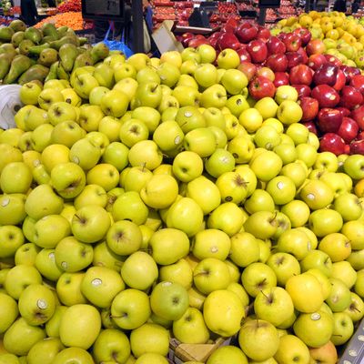 Pommes et poires dans un hypermarché E.Leclerc