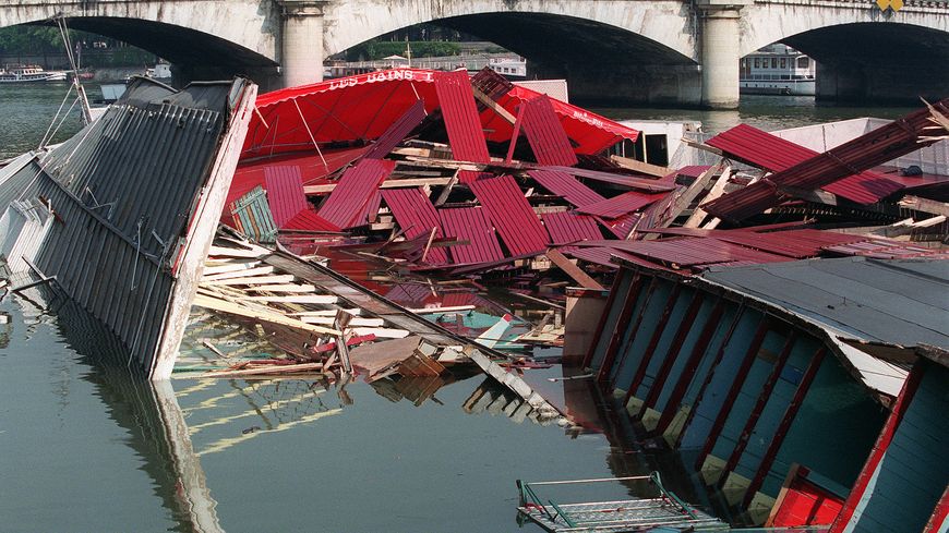 Après le naufrage de la piscine Deligny à Paris, août 1993.