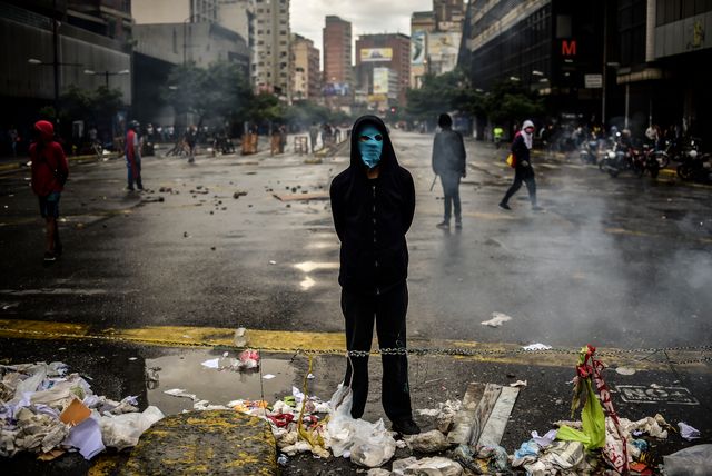 Un protestant masqué dans les rues de Caracas, 18 juillet 2017