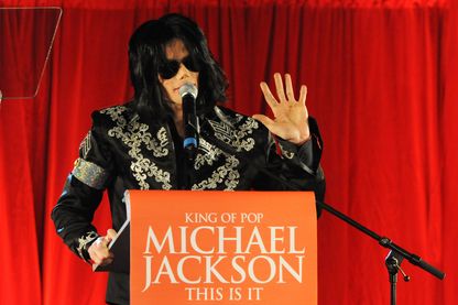 Michael Jackson à Londres le 5 mars 2009 pour une conférence de presse annonçant son retour sur scène. Michael Jackson à Londres le 5 mars 2009 pour une conférence de presse annonçant son retour sur scène.