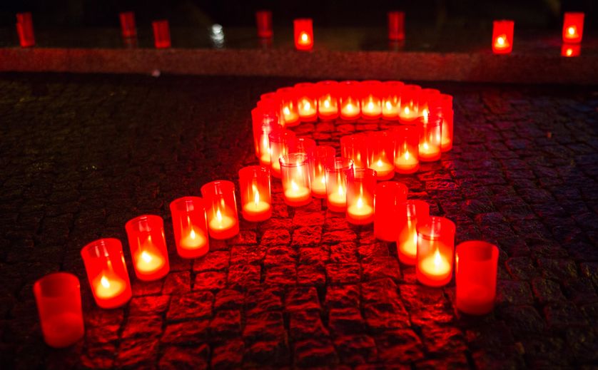 Bougies en forme de ruban rouge à Berlin, le 30 novembre 2013 pendant la journée internationale du sida.