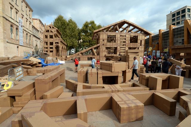 En octobre 2013, construction d'une ville éphémère à Marseille