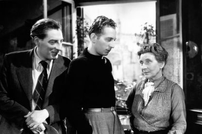 Jean Tissier, Charles Trenet et Sylvie sur le plateau de "La romance de Paris" réalisé par Jean Boyer - 1941 Jean Tissier, Charles Trenet et Sylvie sur le plateau de "La romance de Paris" réalisé par Jean Boyer - 1941