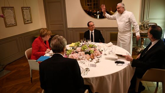 Italian premier Paolo Gentiloni, German Chancellor Angela Merkel, French President Francois Hollande and Spanish Prime Minister Mariano Rajoy prepare to have a dinner prepared by French chef Alain Ducasse, March 6, 2017 in Versailles. ©AFP - Martin BUREAU / POOL / AFP