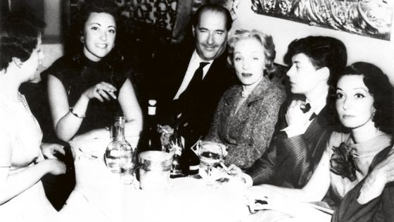 Assis côte-à-côte sur la banquette à droite : Roberto Rossellini, Marlene Dietrich, Frede et Miki Leff - © D.R., collection Roy Winnick. Avec l’aimable autorisation des Equateurs éd.