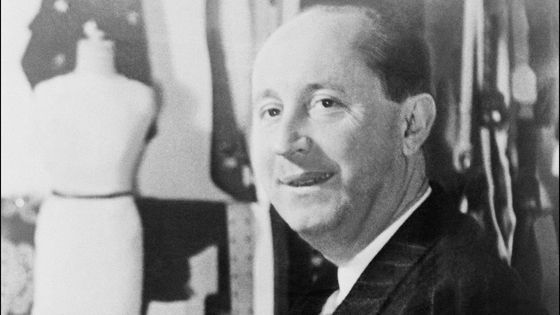 Photo non datée du couturier français Christian Dior (1905-1957) posant dans son atelier parisien. ©AFP - AFP