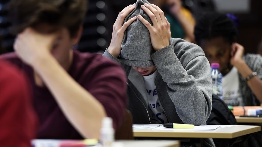 Un étudiant face à sa copie de philosophie, lors des épreuves du baccalauréat.