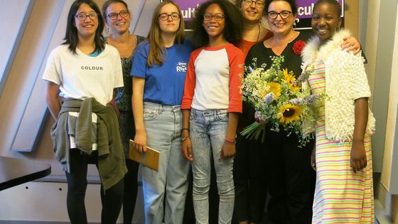 France Culture, studio 152... Les jeunes du club de lecture Lekri Dezados en Seine-Saint-Denis, Elodie Marchand, Valérie Beaugier & Aline Pailler et son bouquet ! ( de g. à d.) ©Radio France - Annick Haumier-France Culture