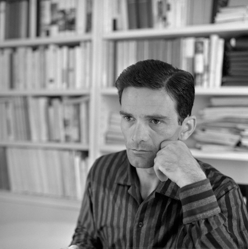 Rome juillet 1960. Pier Paolo Pasolini (1922-1975) chez lui.