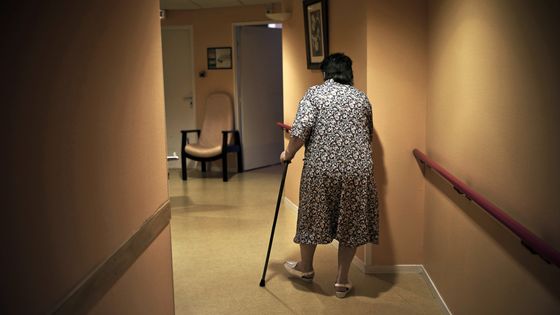 Une personne âgée se déplace dans un couloir du domicile collectif, le 06 Juillet 2011 au sein du village générations de St Apollinaire. ©AFP - JEFF PACHOUD