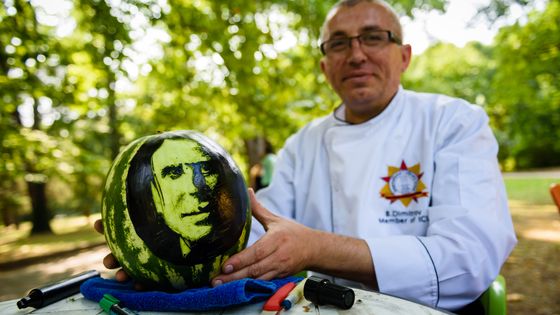 Bozhidar Dimitrov, sculpteur bulgare, présente le portrait d'Emmanuel Macron, réalisé sur une pastèque à l'occasion du festival artistique annuel de Varna et de la visite officielle du président français dans la ville ©AFP - impactpressgroup.org / NurPhoto
