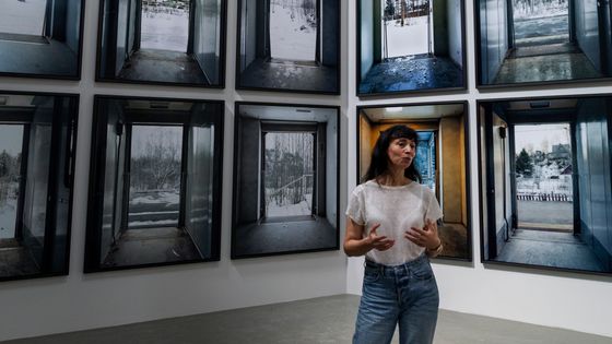 Marie Bovo dans son exposition "Stances", aux Rencontres d'Arles 2017, festival de photographie - Lucy Vigoureux