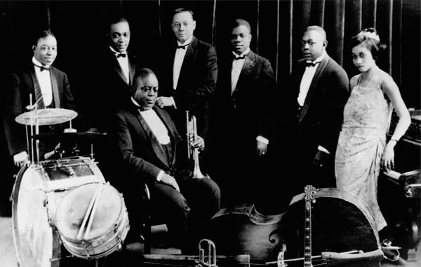 Le Creole Jazz Band (de gauche à droite : Baby Dodds, Honore Dutrey, King Oliver, Bill Johnson, Louis Armstrong, Johnny Dodds, Lil Hardin)