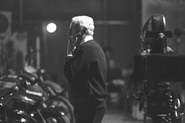 Le réalisateur Claude Sautet pendant le tournage de "Quelques jours avec moi" (1998)