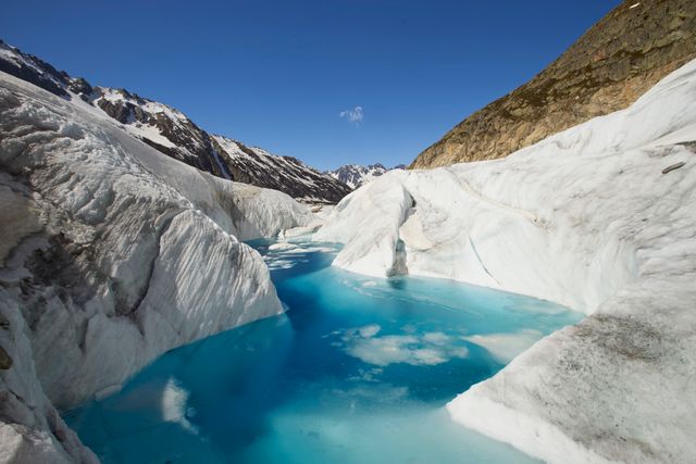 L'eau coulant au milieu de la mer de glace des Alpes
