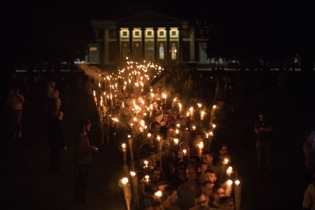 11/08/2017. Plusieurs centaines de nationalistes blancs et de suprématistes blancs défilent avec des torches le long du campus de l'Université de Virginie.