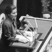 Le 26 novembre 1974, Simone Veil, ministre de la santé de Valéry Giscard D’Estaing, parle à la tribune de l’Assemblée nationale