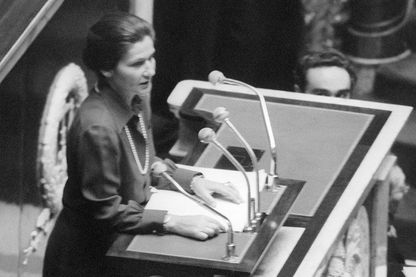 Le 26 novembre 1974, Simone Veil, ministre de la santé de Valéry Giscard D’Estaing, parle à la tribune de l’Assemblée nationale Le 26 novembre 1974, Simone Veil, ministre de la santé de Valéry Giscard D’Estaing, parle à la tribune de l’Assemblée nationale