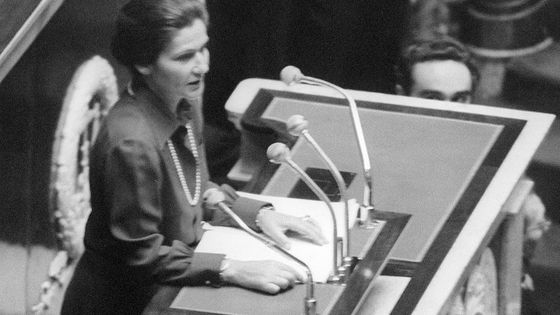 Le 26 novembre 1974, Simone Veil, ministre de la santé de Valéry Giscard D’Estaing, parle à la tribune de l’Assemblée nationale ©AFP