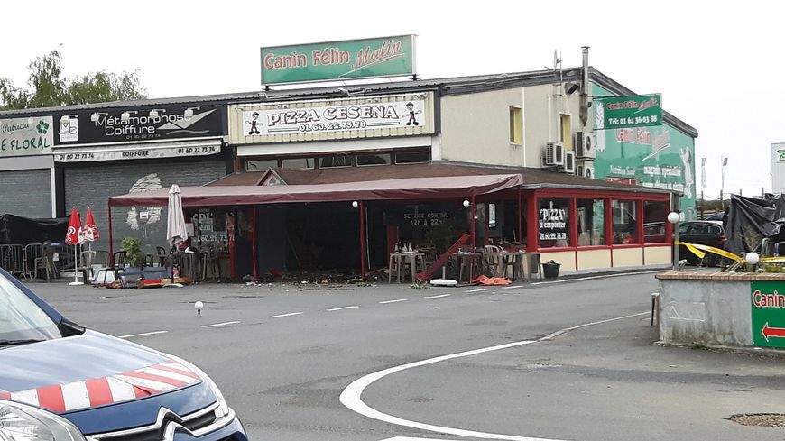 A fin de reconstitution du trajet de la voiture impliquée, les gendarmes viennent de retirer les bâches qui occultaient la pizzeria "pizza Cesena".