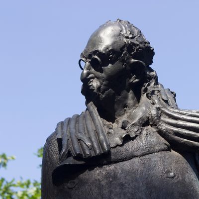Statue de Léon Blum sur la place qui porte son nom à Paris XIe