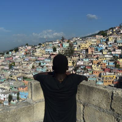 Un garçon regarde les maisons sur la montagne dans le quartier de Jalousie à Port-au-Prince - 16 aout 2017