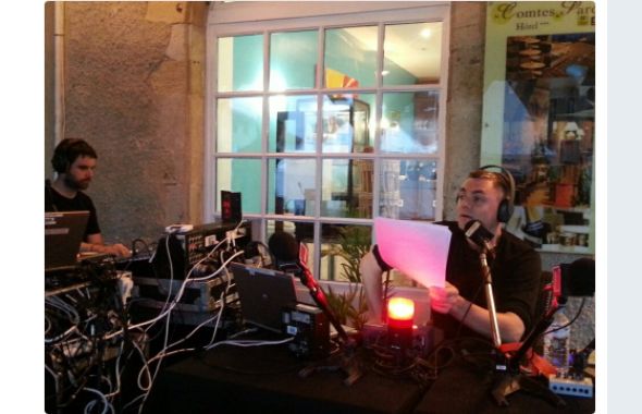 Il fait encore nuit lorsque Jean-Baptiste Urbain prend l'antenne, ce lundi 31 juillet 2017 à 7 heures pile, depuis la place principale de Marciac.