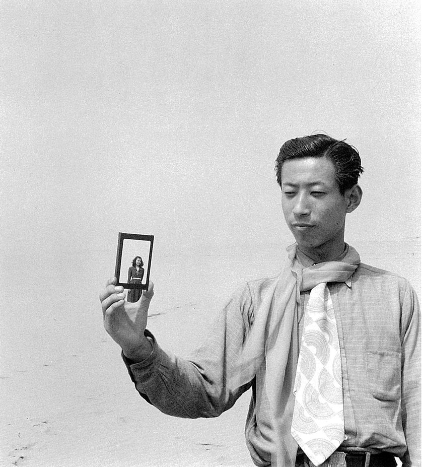 Shoji Ueda Portrait sur les dunes, vers 1950