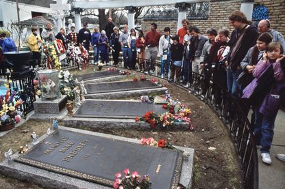Moment de recueillement pour les fans qui défilent devant la tombe d'Elvis (et sa famille) à Graceland, Memphis Moment de recueillement pour les fans qui défilent devant la tombe d'Elvis (et sa famille) à Graceland, Memphis