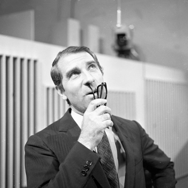 Le comédien Jean Poiret photographié lors d'une mimique pendant l'enregistrement de l'émission télévisée "grands enfants : La récréation"