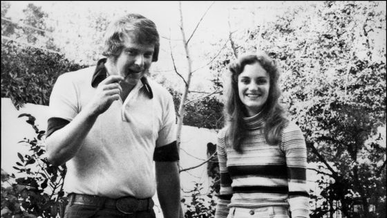 Patricia Hearst, petite fille du magnat américain de la presse William Randolph Hearst, en compagnie du shérif Robert Outmanprise, le 4 mai 1977 ©AFP