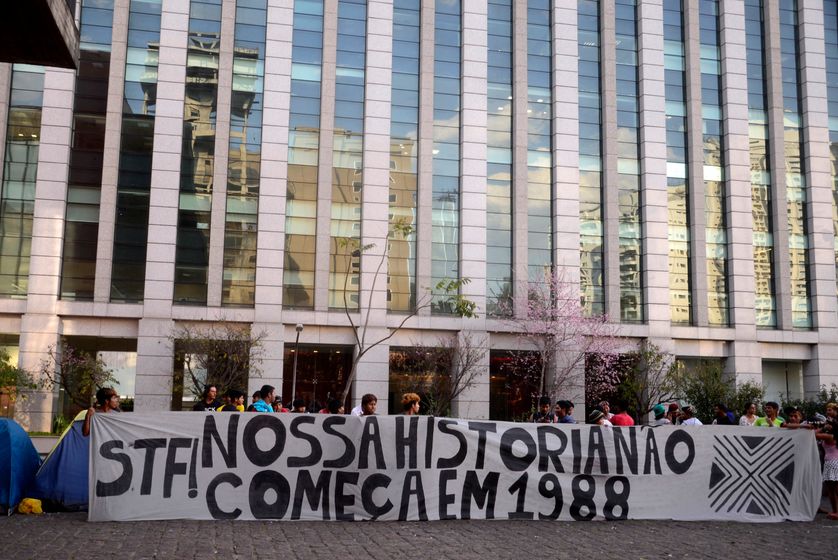 "Notre histoire ne commence pas en 1988", dénoncent les manifestants à Brasilia, en référence à l'année de promulgation de la Constitution.