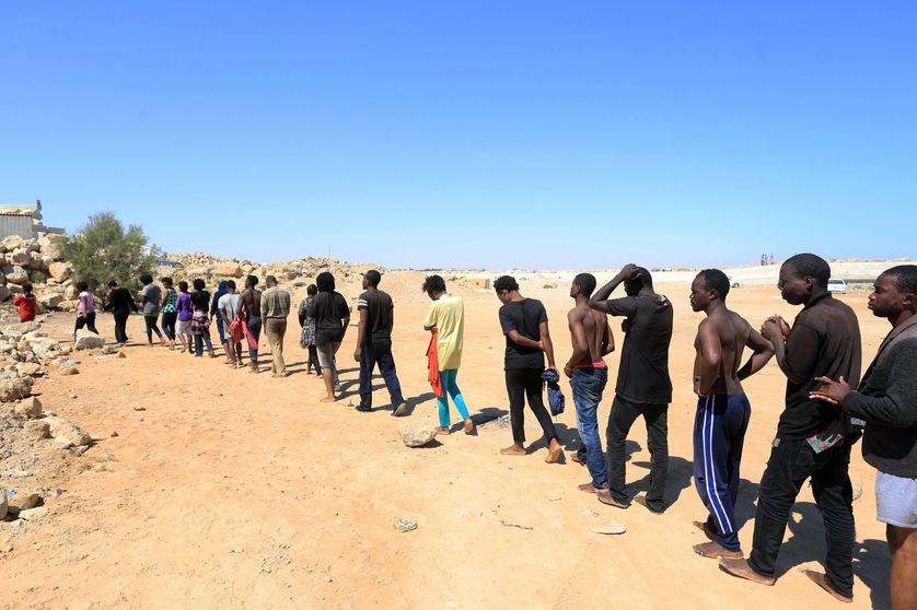 Des migrants venus de plusieurs pays africains sont dirigés vers un centre de détention près de Garabulli en Libye