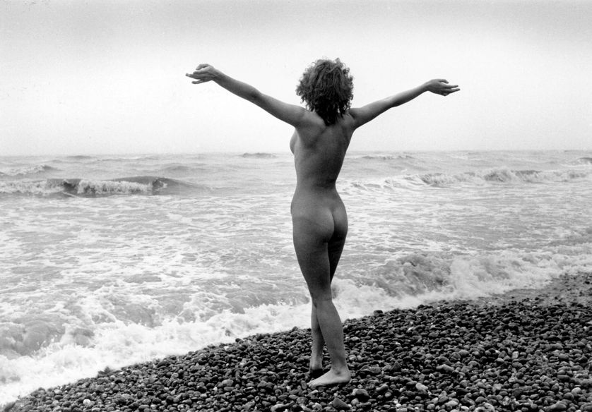 Une nudiste sur la plage de Brighton, en 1980