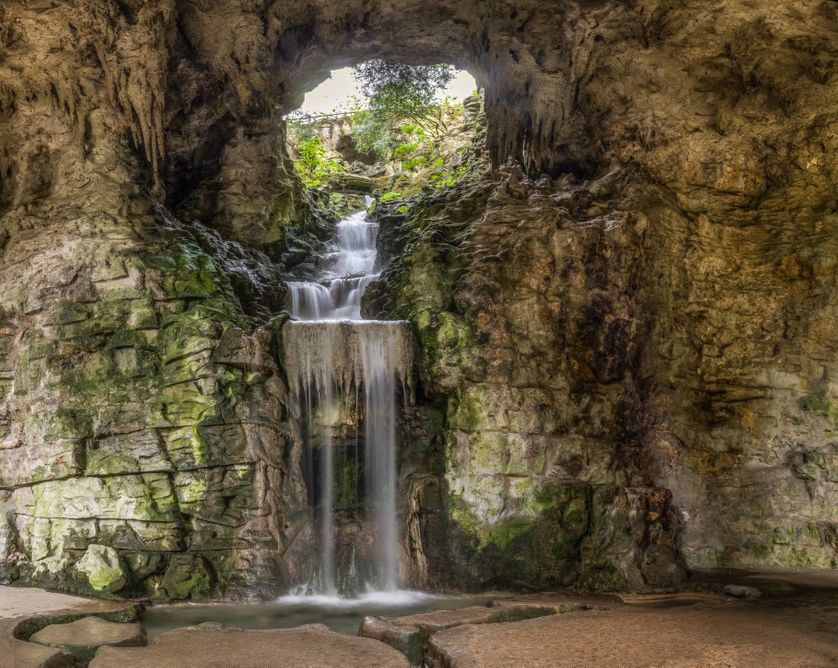 Cascade artificielle des Buttes-Chaumont, dans le XIXe arrondissement de Paris.