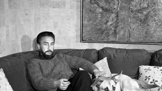 Romain Gary chez lui à Paris en janvier 1968 ©AFP - Jean Claude Pierdet / Ina