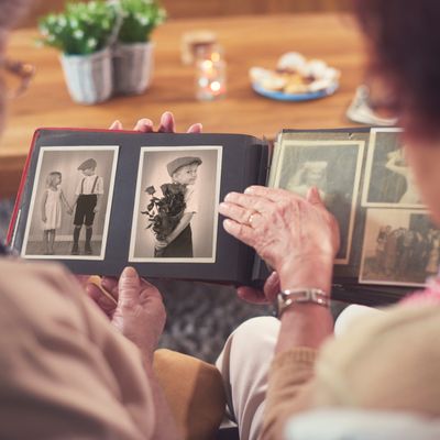 Deux personnes âgées regardant leurs photos avec nostalgie.