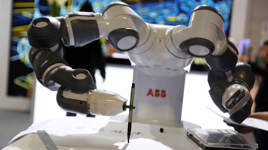 Le robot YuMi possède une telle précision qu'il peut faire de la calligraphie