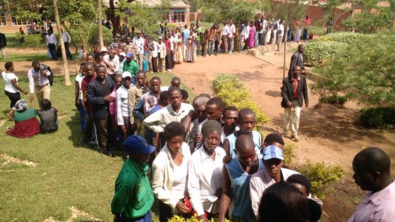 File devant un bureau de vote à Kigali, Rwanda le 18 décembre 2015 ©AFP - JESKO JOHANNSEN / DPA