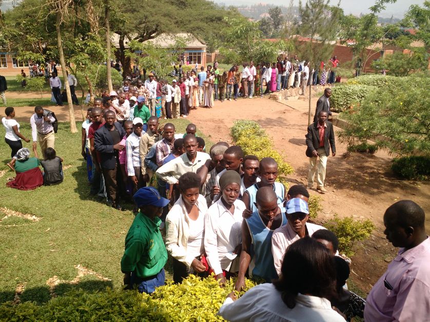 File devant un bureau de vote à Kigali, Rwanda le 18 décembre 2015