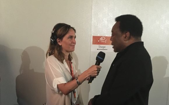 Elsa Boublil en direct et en coulisse avec le guitariste George Benson, mardi 1er août 2017.