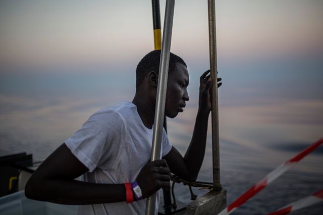 De nombreux migrants viennent des régions pauvres de l'Afrique subsaharienne, fuyent la violence de leur pays d'origine. Ils espèrent une vie meilleure dans une Europe prospère.