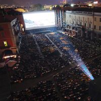 Grande séance de cinéma en plein air sur la Piazza Grande à Locarno à l'occasion du festival international du film