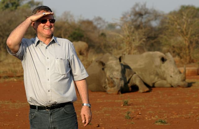 Le milliardaire John Hume organise la première vente aux enchères de cornes de rhinocéros ce mercredi