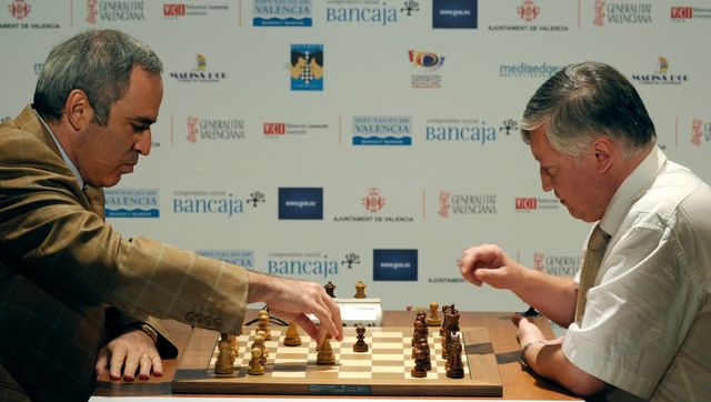 Garry Kasparov face à son éternel rival Anatoli Karpov.