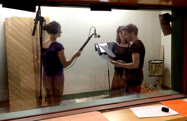 Les comédiens Céline Milliat-Baumgartner et Florian Goetz enregistrent la rencontre entre Emilia et Will
